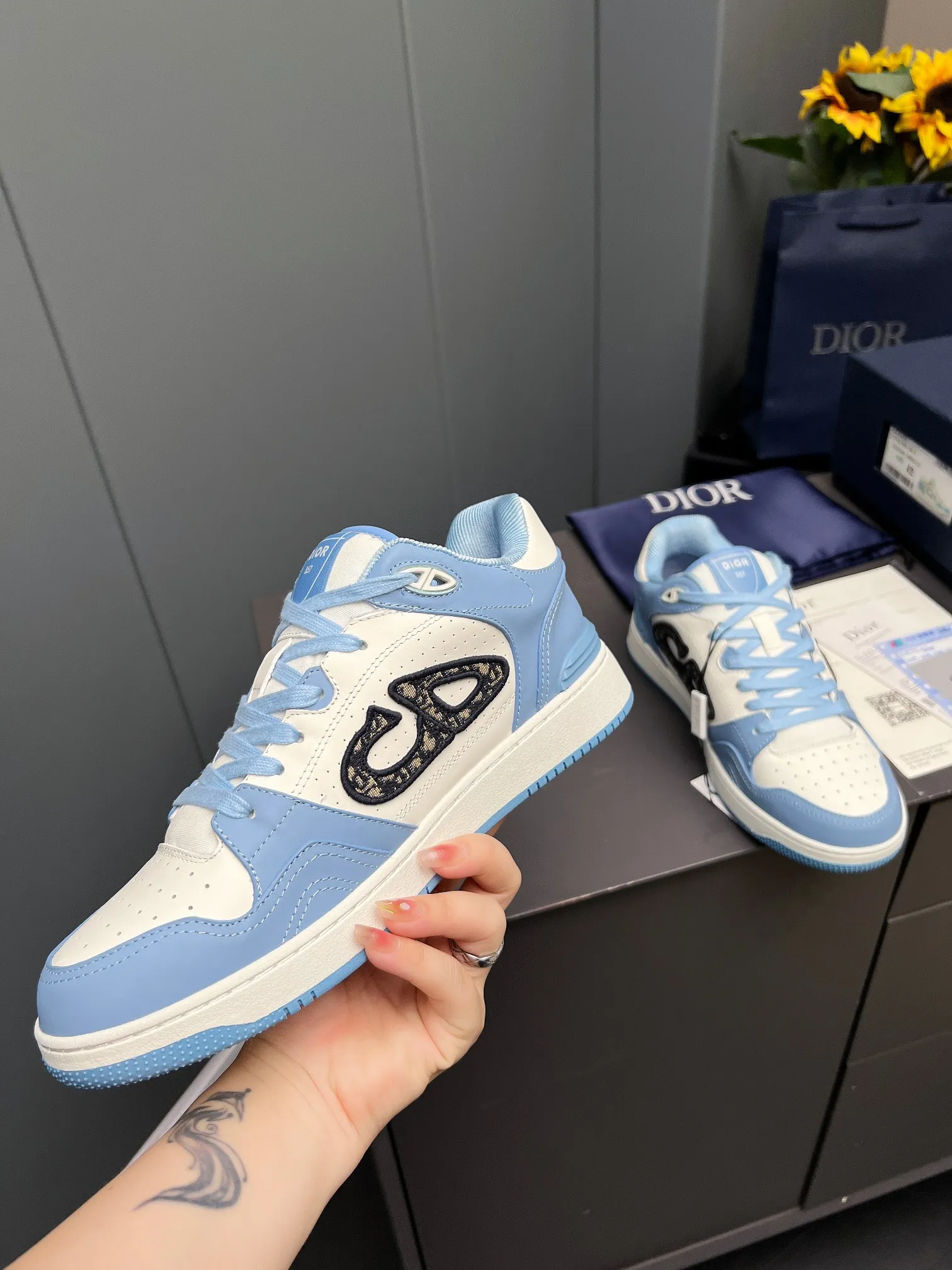 Men's Men's Shoes 💰600 Dior DiorB57 top version of low-top sneakers! ! ! Navy blue with beige smooth first-layer cowhide, fully oiled edges, T men's shoes 💰U outsole.  The 2024 autumn men's wear series has made a wonderful debut, a new classic item launched by Dior. Crafted from smooth first-grain cow leather in navy blue and beige, it's accented by a large leather heat-stamped CD logo on the sides. The distinctive laces of the same color match the color of the shoe body, and the opening and closing are decorated with various classic details on the tongue, sole and back side to enhance the style. The eyelet details, upper stitching and heel strip panels of the same color highlight the dynamic charm of its sports style. Exclusive two-color molded T men's shoes 💰U outsole is light, comfortable, non-slip and wear-resistant, the mesh lining and feet are customized with original colors, soft and breathable. Exquisite production technology highlights the grade, and can be matched with all kinds of clothing to create a refined look.